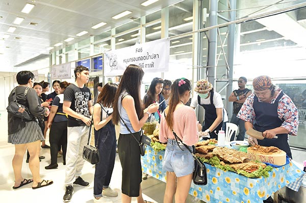 แฟนสเตอร์ พรีเซนต์ส แคท ฟู้ดดิวัล