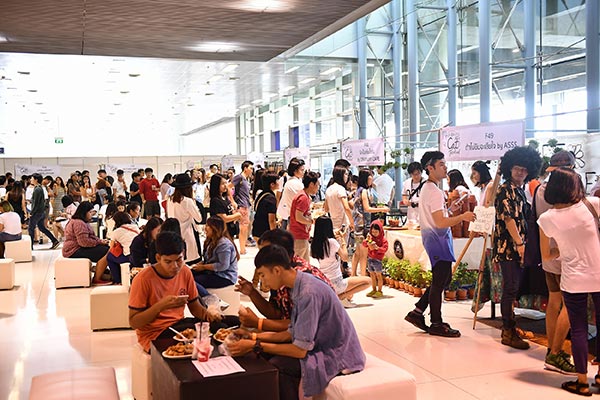 แฟนสเตอร์ พรีเซนต์ส แคท ฟู้ดดิวัล