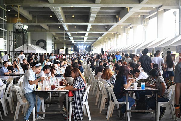 แฟนสเตอร์ พรีเซนต์ส แคท ฟู้ดดิวัล