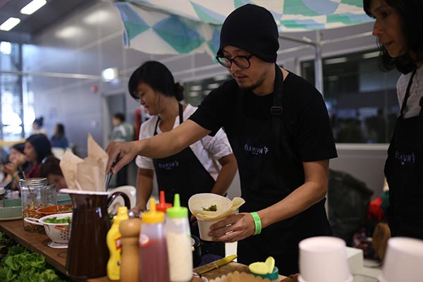 แฟนสเตอร์ พรีเซนต์ส แคท ฟู้ดดิวัล