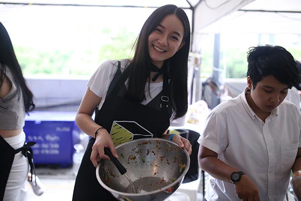 แฟนสเตอร์ พรีเซนต์ส แคท ฟู้ดดิวัล