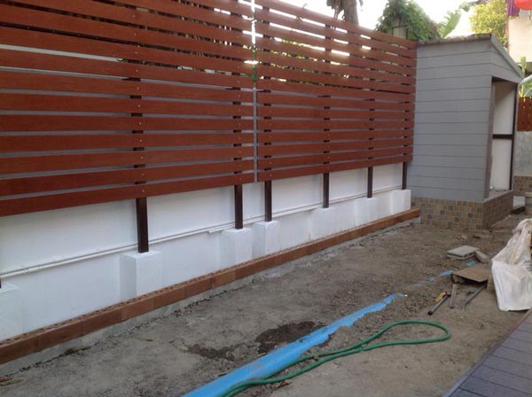 จัดสวนริมรั้ว