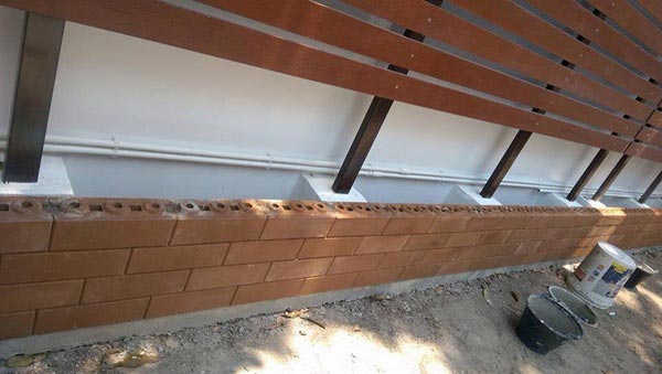 จัดสวนริมรั้ว