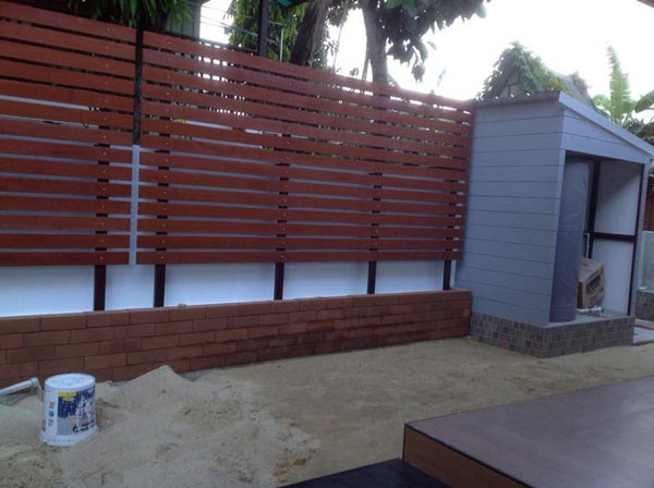 จัดสวนริมรั้ว