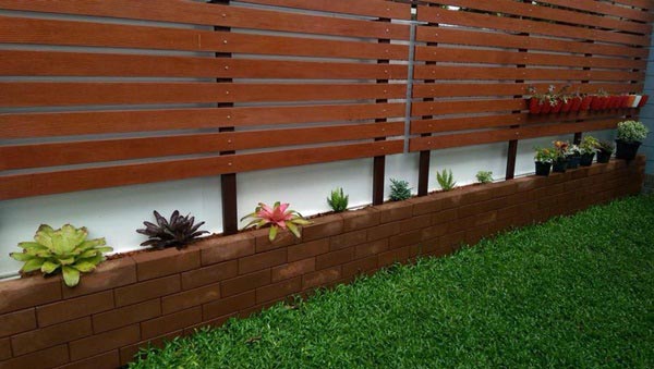 จัดสวนริมรั้ว