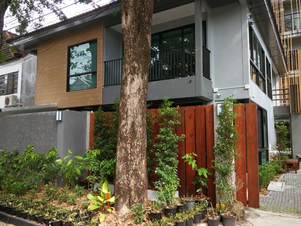 รีโนเวทตึกเก่าเป็นที่พัก 