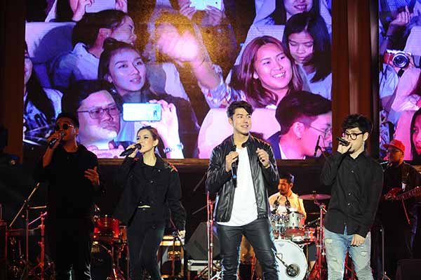 Wacoal และ 88 5 EDS present Beautiful Moment Concert