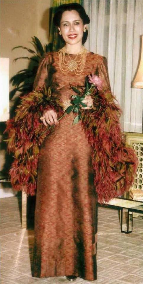 เสื้อผ้า Hook\'s บนเวที Elle Fashion Week