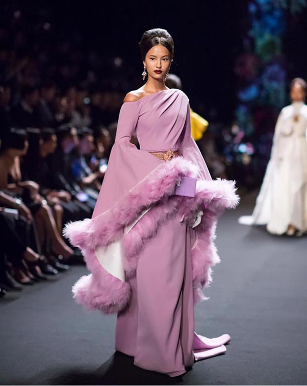 เสื้อผ้า Hook\'s บนเวที Elle Fashion Week