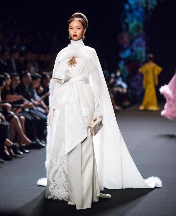 เสื้อผ้า Hook\'s บนเวที Elle Fashion Week