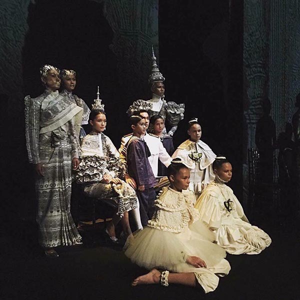 เสื้อผ้า Hook\'s บนเวที Elle Fashion Week