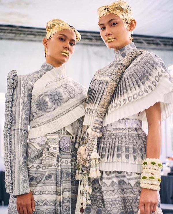 เสื้อผ้า Hook\'s บนเวที Elle Fashion Week