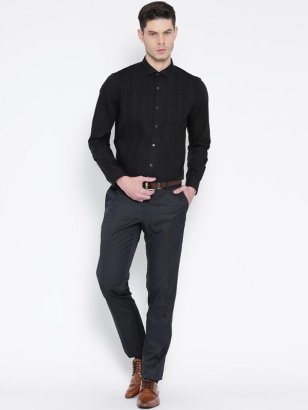 เสื้อเชิ้ตสีดำ