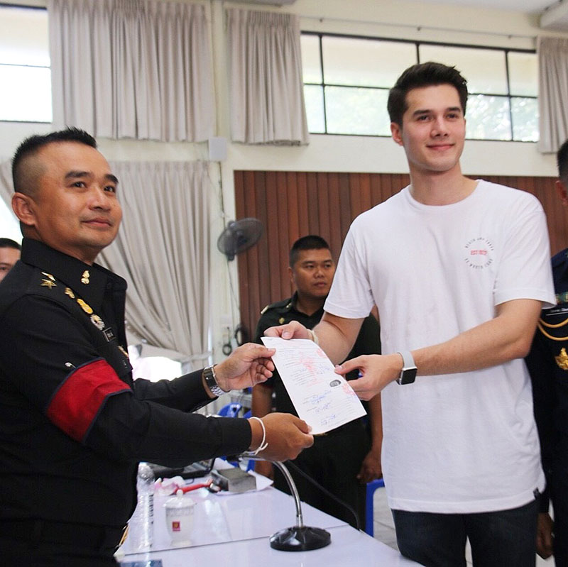 มิกค์ ทองระย้า สมัครเป็นทหารอากาศ