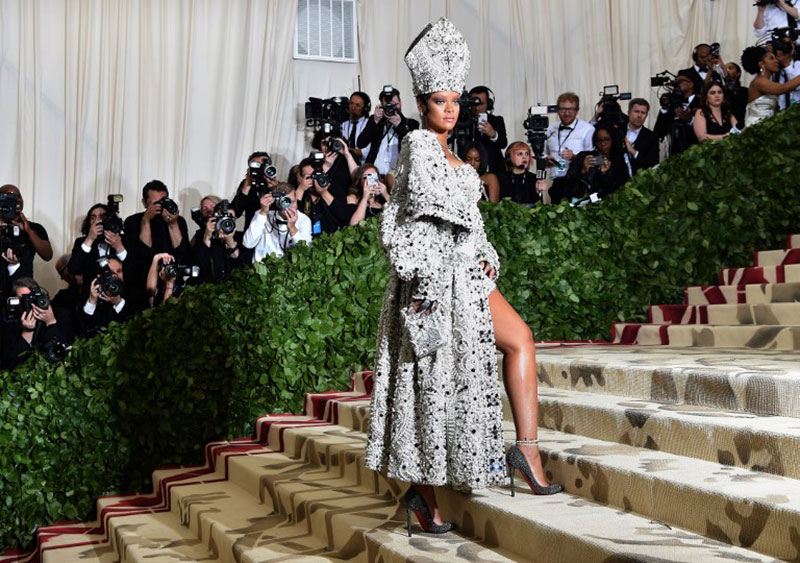 รวมที่สุด 10 ลุคสุดปังอลังการ แฟชั่นพรมแดง Met Gala 2018