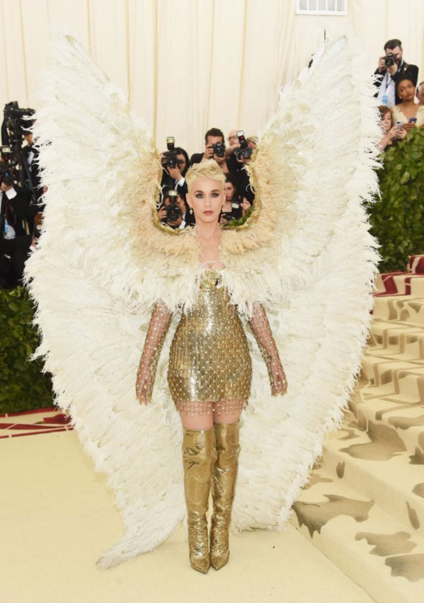 รวมที่สุด 10 ลุคสุดปังอลังการ แฟชั่นพรมแดง Met Gala 2018