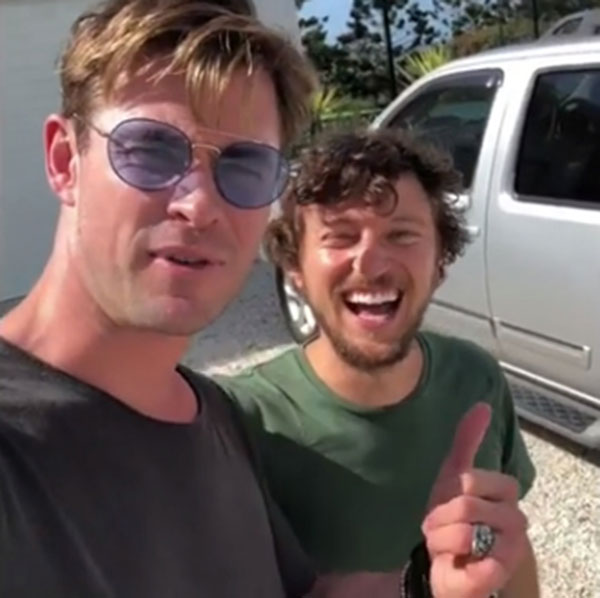 คริส เฮมส์เวิร์ธ จอดรับหนุ่มโบกรถ แถมพานั่ง ฮ. ไปส่งถึงที่