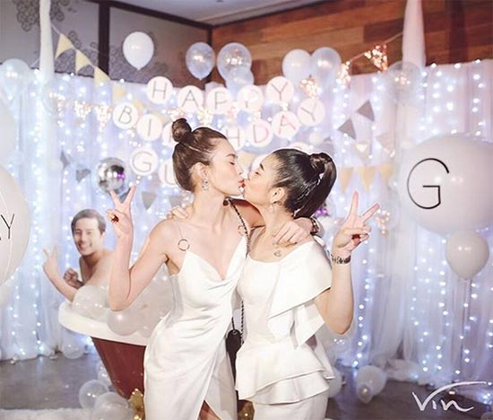 การโพสท่างานปาร์ตี้