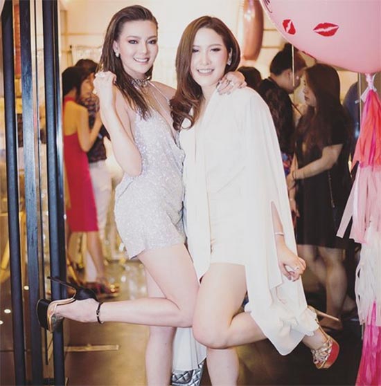 การโพสท่างานปาร์ตี้