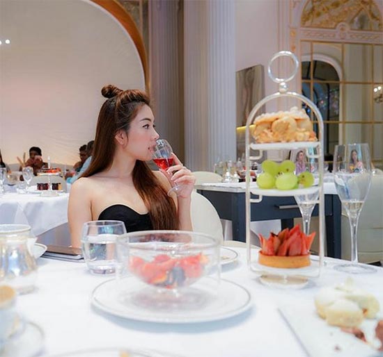 การโพสท่างานปาร์ตี้