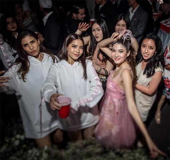 การโพสท่างานปาร์ตี้