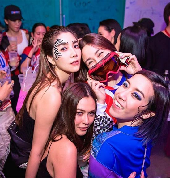 การโพสท่างานปาร์ตี้