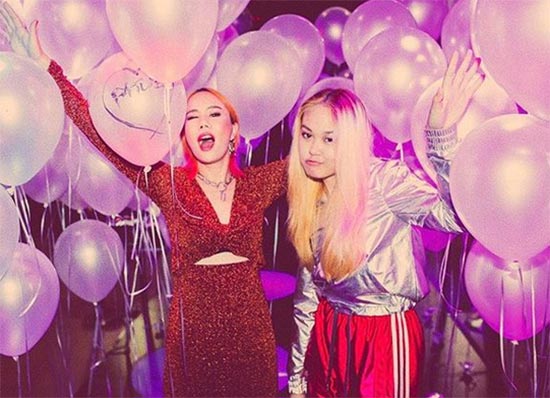 การโพสท่างานปาร์ตี้