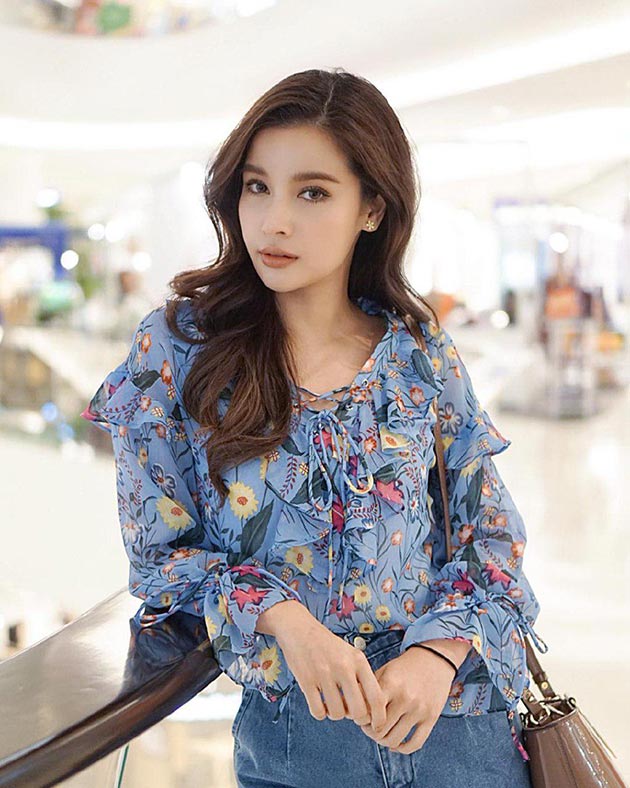 เสื้อลายดอกดารา