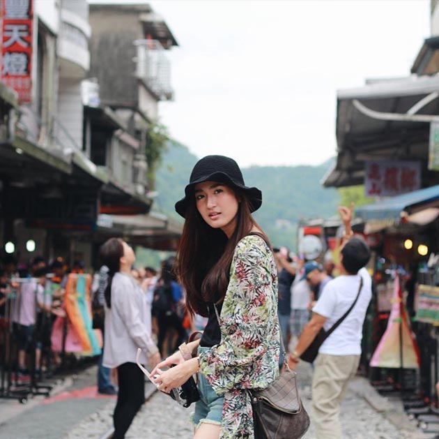 เสื้อลายดอกดารา