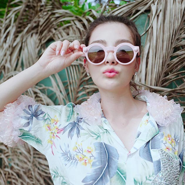 เสื้อลายดอกดารา