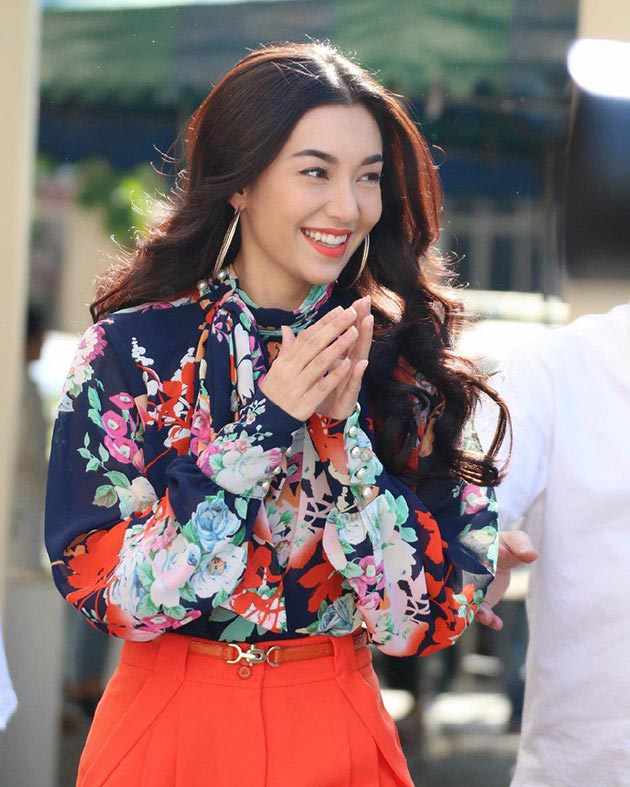 เสื้อลายดอกดารา