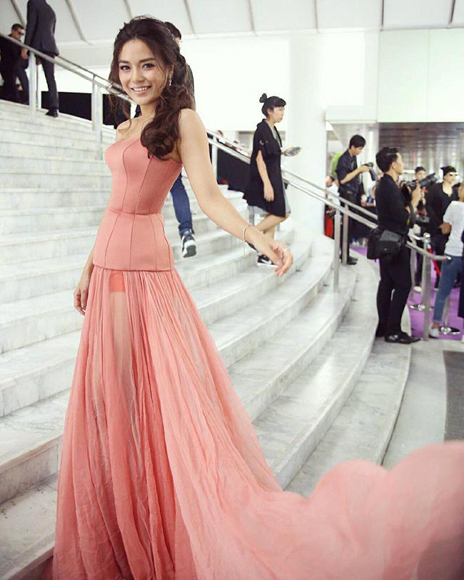 ชุดราตรีดารา