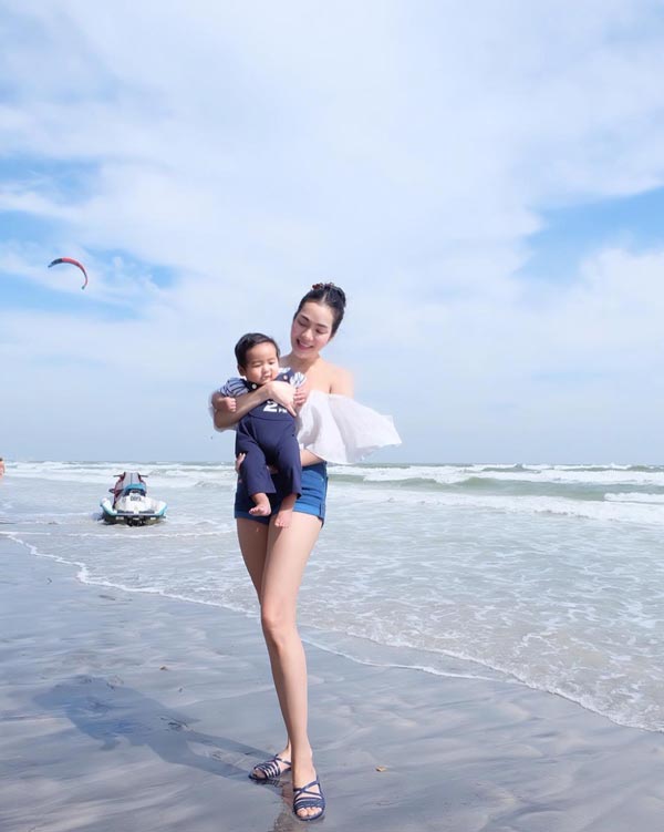 อ๋อม สกาวใจ ชุดว่ายน้ำ