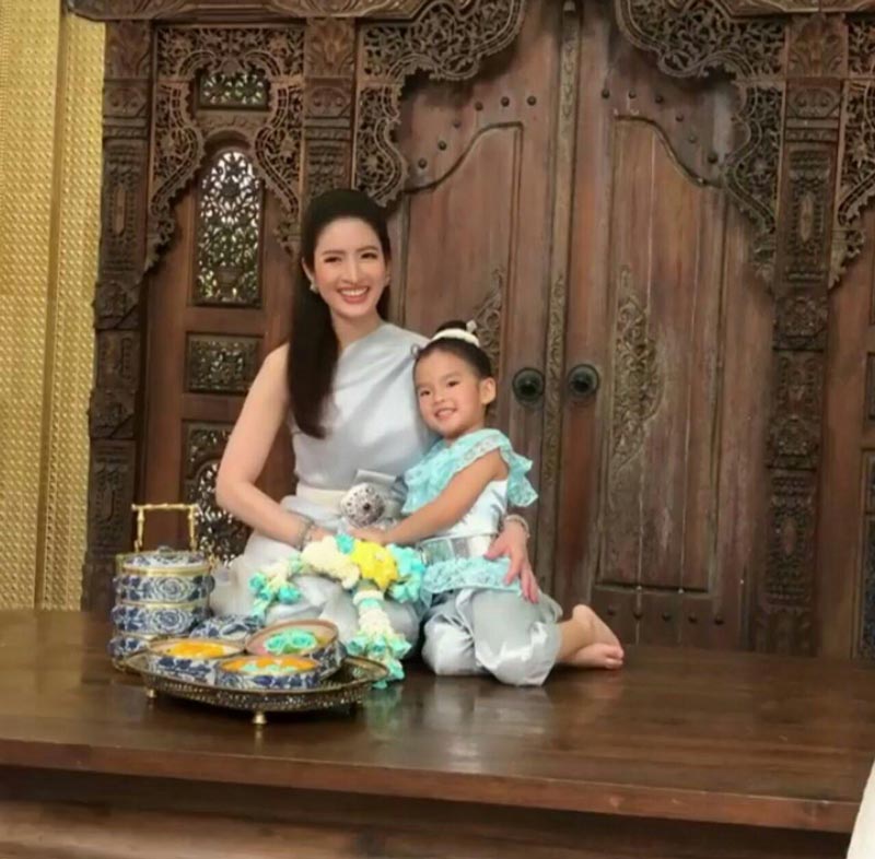 แอฟ ทักษอร น้องปีใหม่ ถ่ายแบบชุดไทย