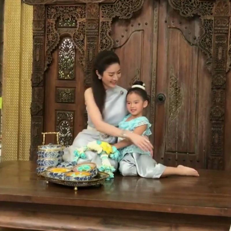 แอฟ ทักษอร น้องปีใหม่ ถ่ายแบบชุดไทย