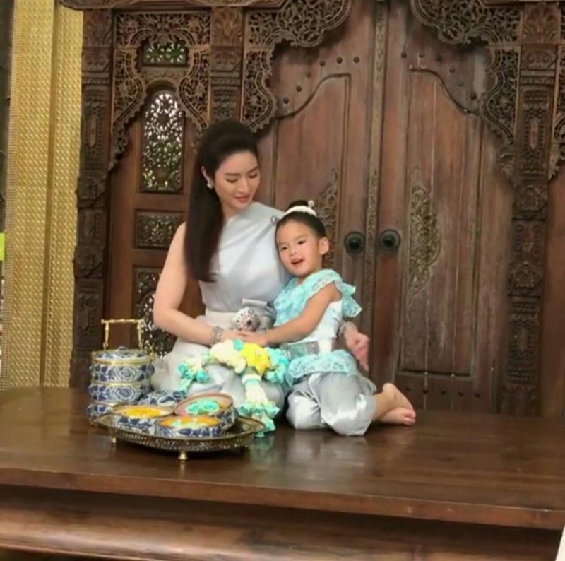 แอฟ ทักษอร น้องปีใหม่ ถ่ายแบบชุดไทย