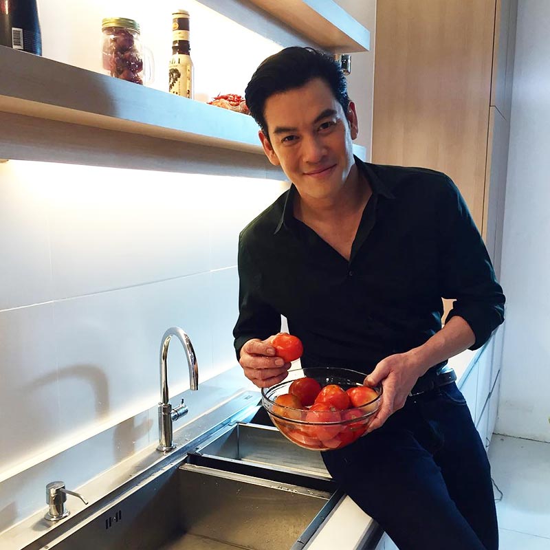 ชาคริต แย้มนาม