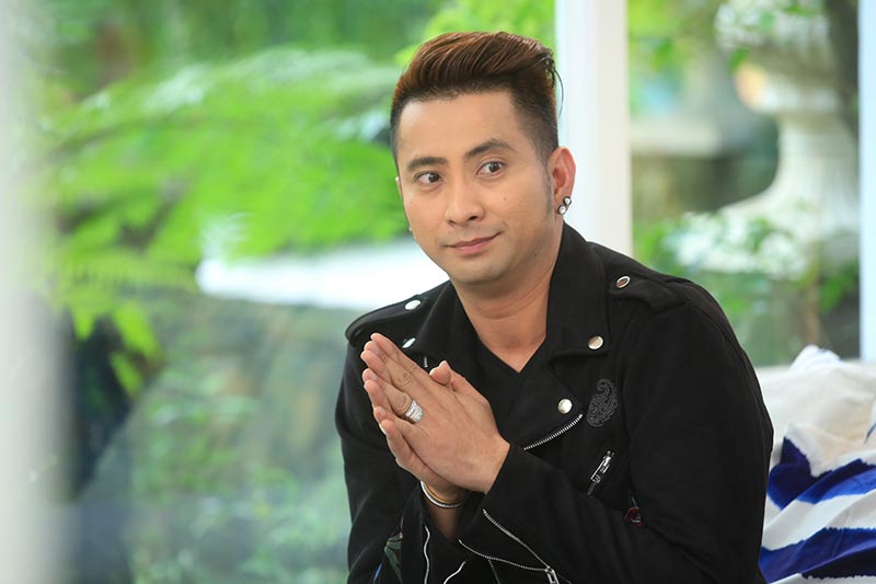 บอล เชิญยิ้ม