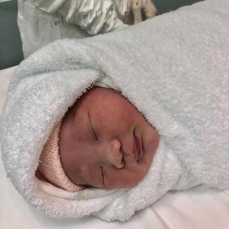 เอ็ม บุษราคัม คลอดลูก