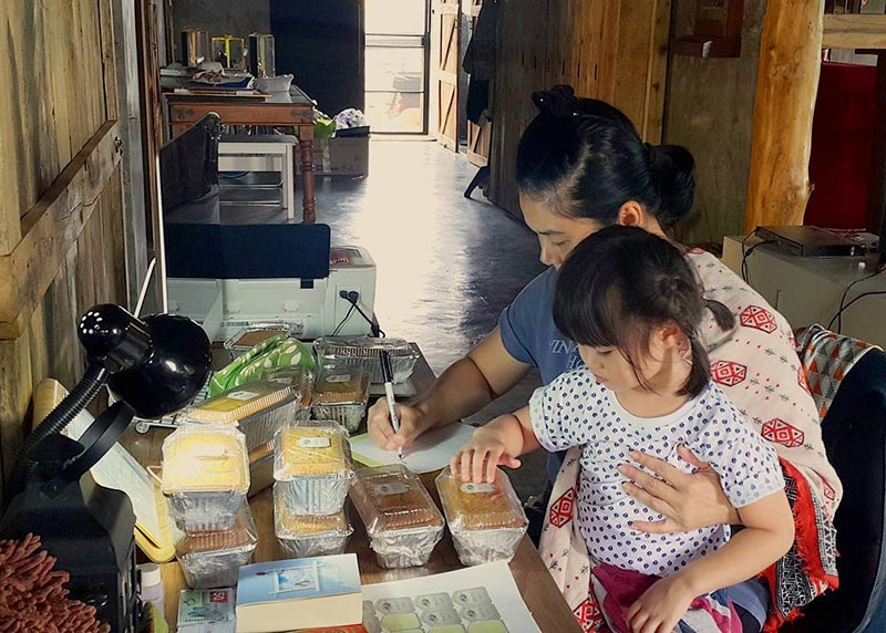 ไก่ มีสุข