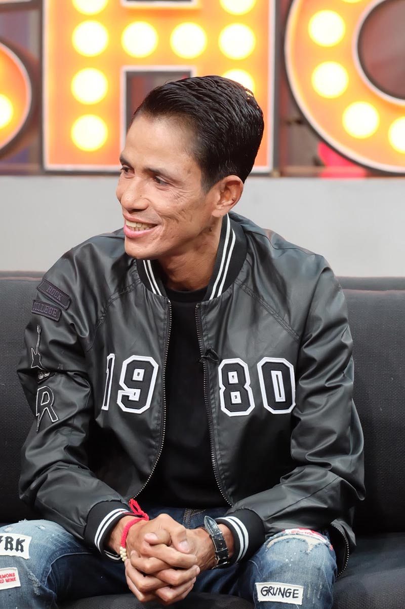 บอล เชิญยิ้ม