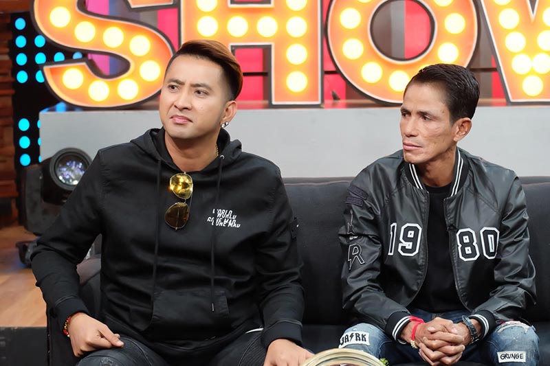 บอล เชิญยิ้ม