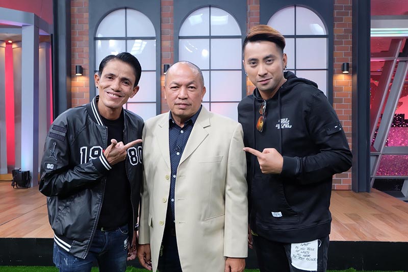 บอล เชิญยิ้ม