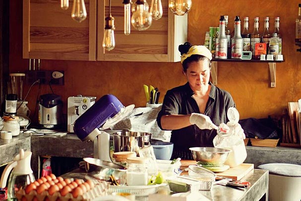 ไก่ มีสุข