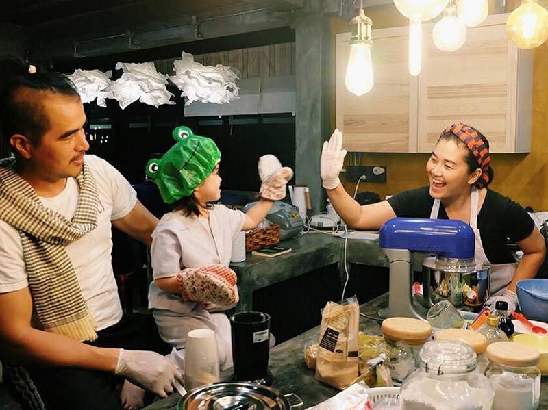 ไก่ มีสุข