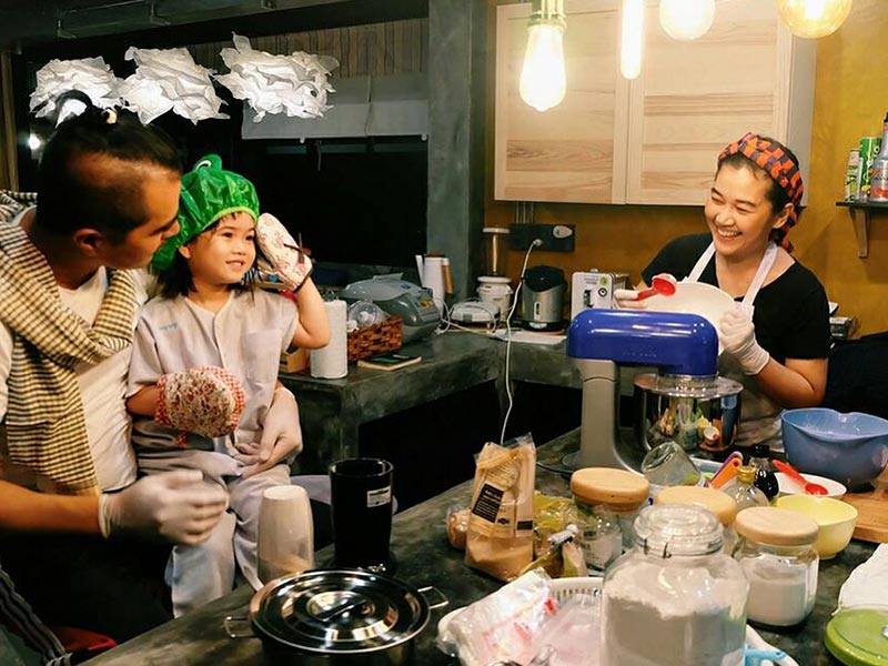 ไก่ มีสุข