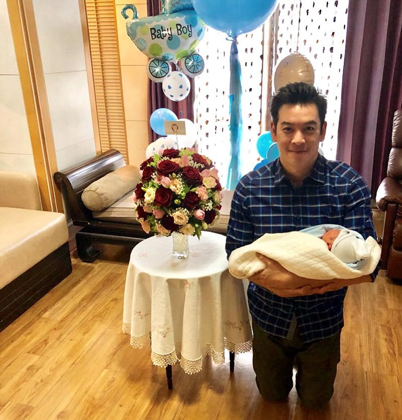 ชาคริต แย้มนาม