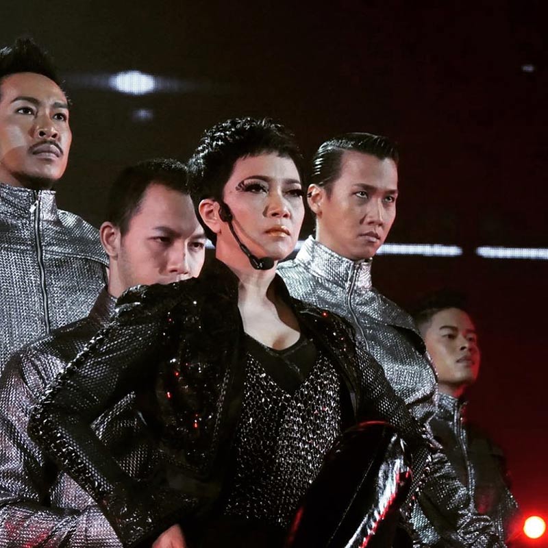 แอม เสาวลักษณ์