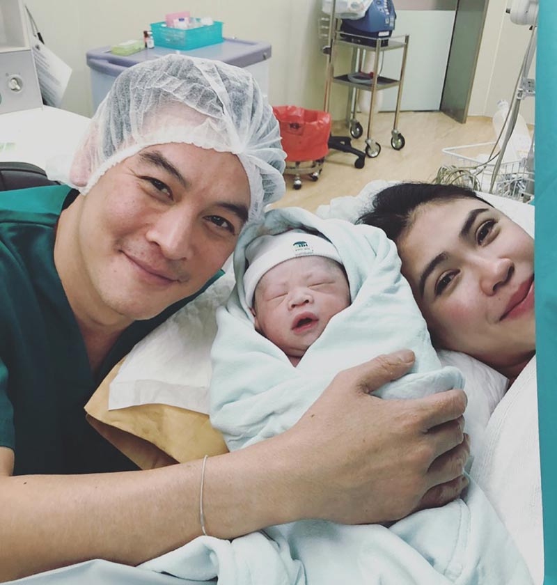 ชาคริต แย้มนาม