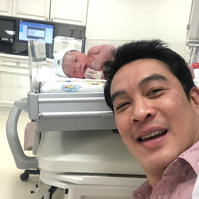 ชาคริต แย้มนาม